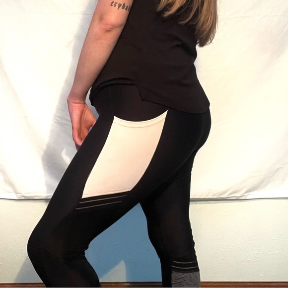 High Waisted Black Leggings w/ light pink pockets Size Medium - Picture 10 of 10